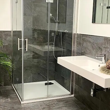 Amazing In With 1 Bedrooms *
